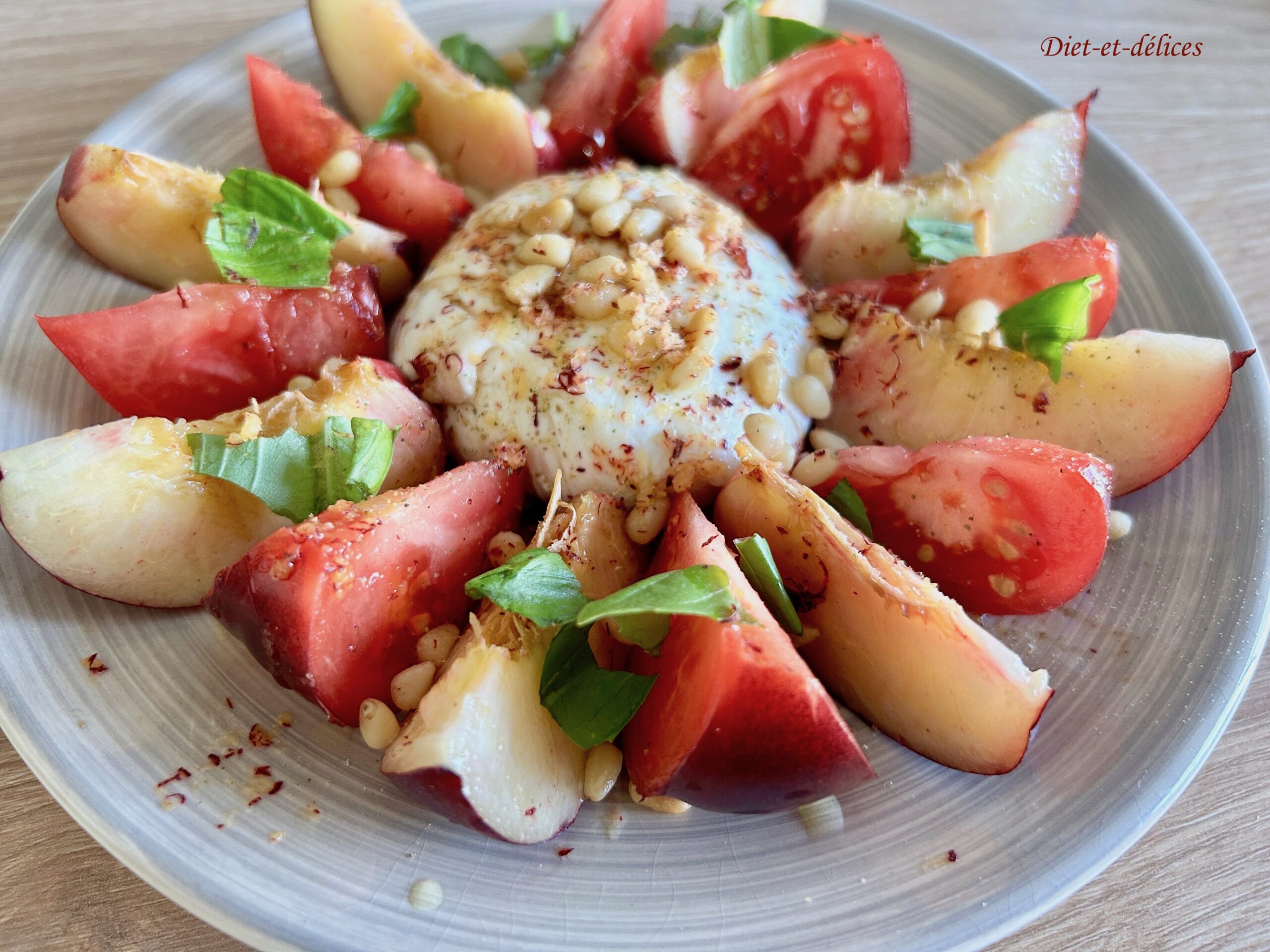 Salade de tomate et nectarine à la mozzarella
